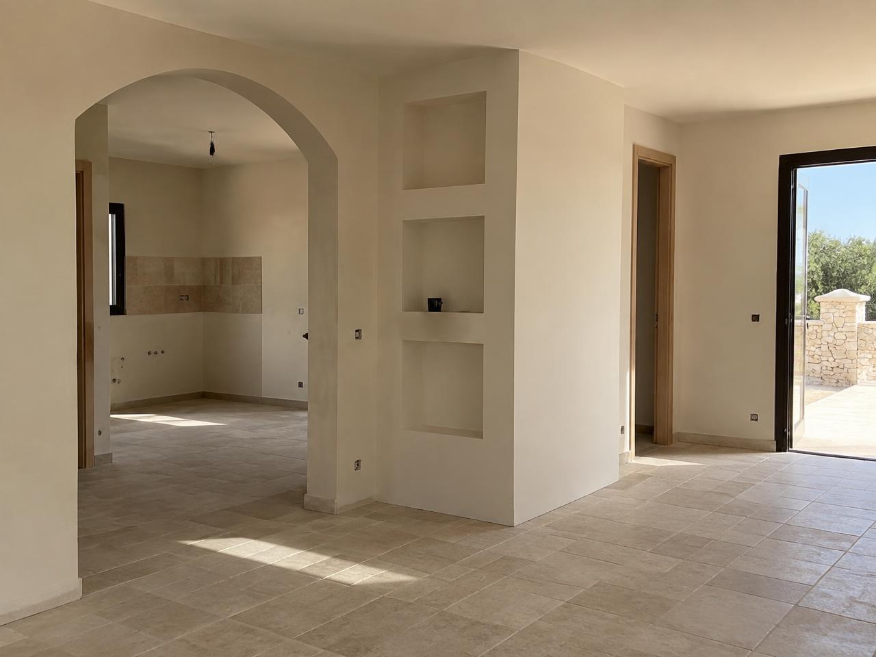 Intérieur rénové avec cloisons et carrelage neufs